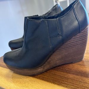 Dr. Scholl’s black side zip booties size 6.5